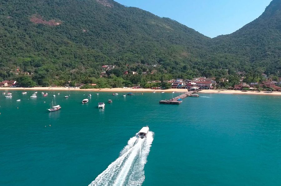 Lancha chegando a Vila do Abraão, na Ilha Grande